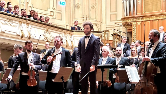 Emmanuel Tjeknavorian dirigierte die groß aufspielenden Grazer Philharmoniker (Bild: Musikverein Graz)