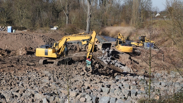 Práce na renaturalizaci řeky - nový zákon by měl taková opatření učinit povinnými. (Bild: kristina rütten - stock.adobe.com)