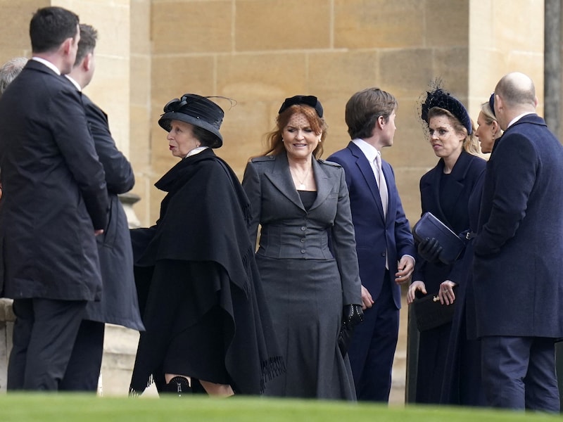 Prinzessin Anne, Sarah Ferguson, Edoardo Mapelli Mozzi, Prinzessin Beatrice von York sowie Zara und Mike Tindall kommen am 27. Februar zu einem Gedenkgottesdienst für König Konstantin von Griechenland in der St. George‘s Chapel auf Schloss Windsor (Bild: AFP)