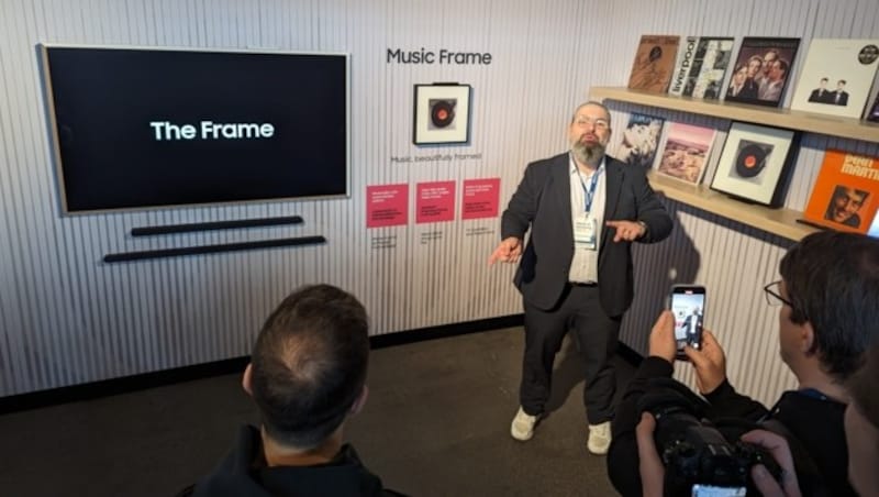 Der Music Frame ist ein anpassbarer und vielseitiger Lautsprecher, der sich nahtlos in SmartThings integrieren lässt. Er funktioniert als unabhängiger kabelloser Lautsprecher oder kann über die Q-Symphony-Funktion mit einem Samsung-Fernseher und einer Soundbar gekoppelt werden, um die Surround-Sound-Funktionen zu erweitern und den Bass zu verstärken. (Bild: Harald Dragan)