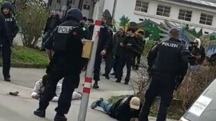 Zwei Verdächtige mussten sich auf Polizeibefehl auf den Boden legen. (Bild: Leserreporter, Krone KREATIV)