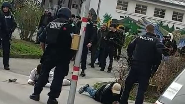Two suspects had to lie down on the ground on police orders. (Bild: Leserreporter, Krone KREATIV)