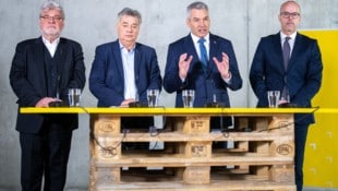 Bundeskanzler Karl Nehammer und Vizekanzler Werner Kogler (3. und 2. v.li.) präsentierten ihr gemeinsames Wohnpaket.   (Bild: APA/GEORG HOCHMUTH)