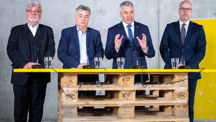 GBV-Obmann Klaus Baringer, Vizekanzler Werner Kogler (Grüne), Bundeskanzler Karl Nehammer (ÖVP) ...