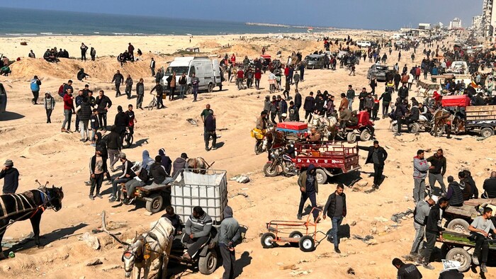 Menschen im Gazastreifen warten auf dringend benötigte Hilfslieferungen, doch werden Konvois immer wieder aufgehalten - auch, wenn es sich um Patiententransporte handelt.