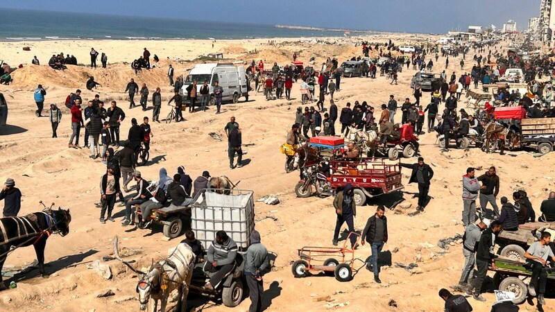 Menschen im Gazastreifen warten auf dringend benötigte Hilfslieferungen, doch werden Konvois immer wieder aufgehalten - auch, wenn es sich um Patiententransporte handelt. (Bild: AP)