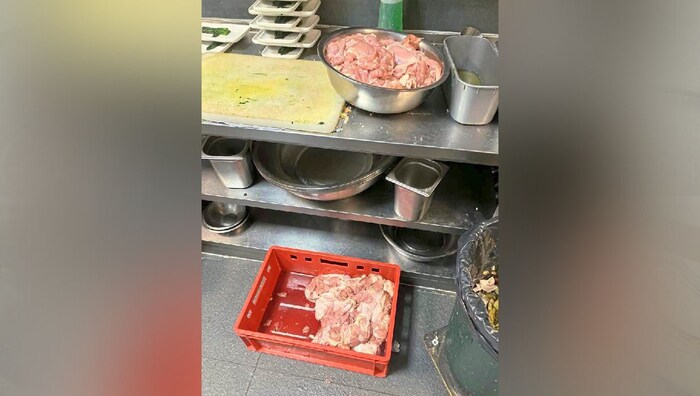 Fleisch in einer Plastiktrage 