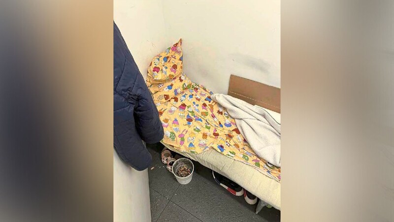 A sleeping area was discovered in the business. (Bild: Stadt Wien/Gruppe Sofortmaßnahmen, Krone KREATIV)