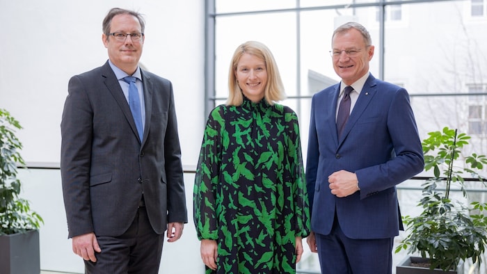 Představil novou pobídku pro budoucí studenty: Na setkání byli pozváni rektor JKU Stefan Koch, ministryně zdravotnictví Christine Haberlanderová a zemský premiér Thomas Stelzer.