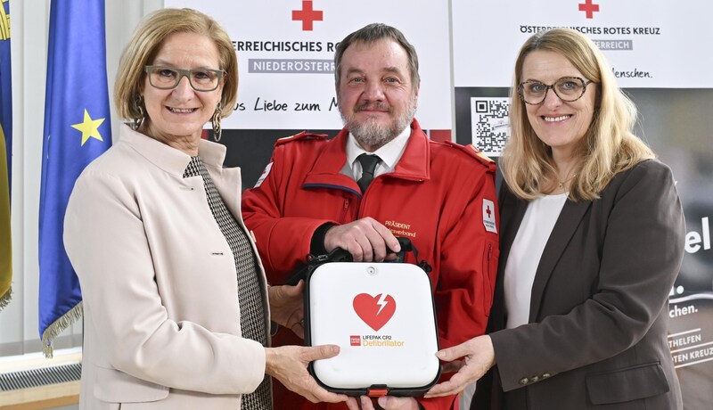 Lob für Ehrenamt: Mikl-Leitner, Ebner, Königsberger-Ludwig (Bild: NLK Filzwieser)