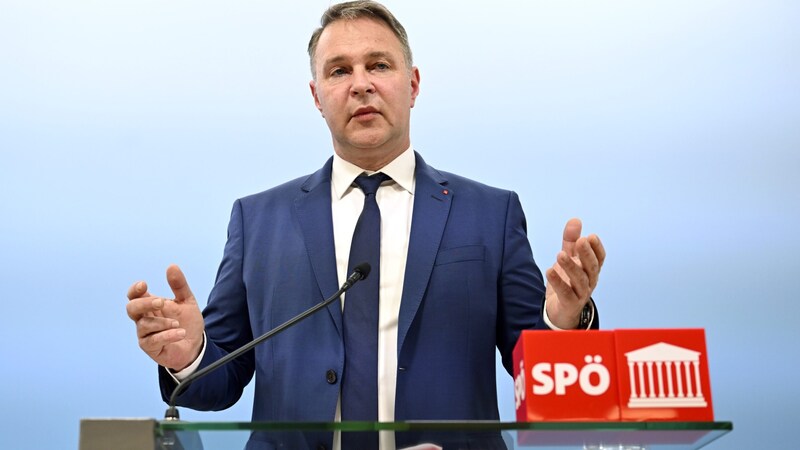 SPÖ-Chef Andreas Babler am Dienstag bei einer Pressekonferenz zum Thema „Pflegeoffensive: Pflegemangel bekämpfen - Arbeitsbedingungen verbessern“ (Bild: APA/HANS KLAUS TECHT)