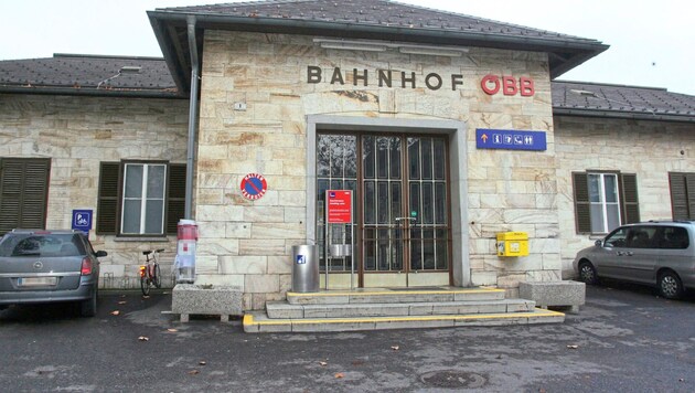 Cobra access at the train station in Pörtschach (Bild: Kronen Zeitung, Krone KREATIV)