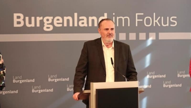 Landeshauptmann Hans Peter Doskozil (SPÖ) kündigt eine Gesetzesänderung an (Bild: Christoph Miehl)