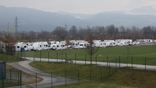 Der große Parkplatz beim Grödiger Stadion gleicht einem Campingplatz. (Bild: Tröster Andreas)