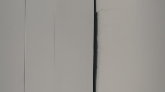 So schaut es in dem Neubau aus - Risse in der Wand