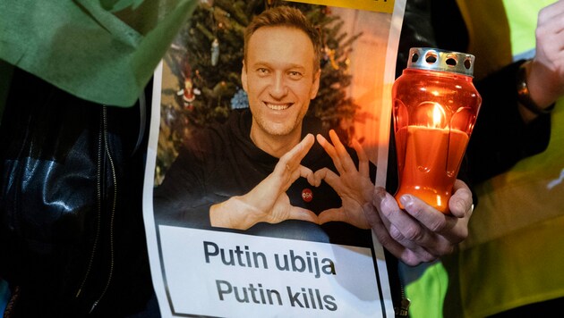 V Rusku jsou lidé zatýkáni jen proto, že si vzpomněli na zesnulého odpůrce Kremlu Alexeje Navalného. (Bild: APA/AFP/DAMIR SENCAR)