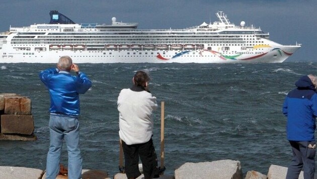 Po ostrzeżeniu przed cholerą na Mauritiusie, pierwsi pasażerowie rozpoczęli podróż do domu. (Bild: glomex)