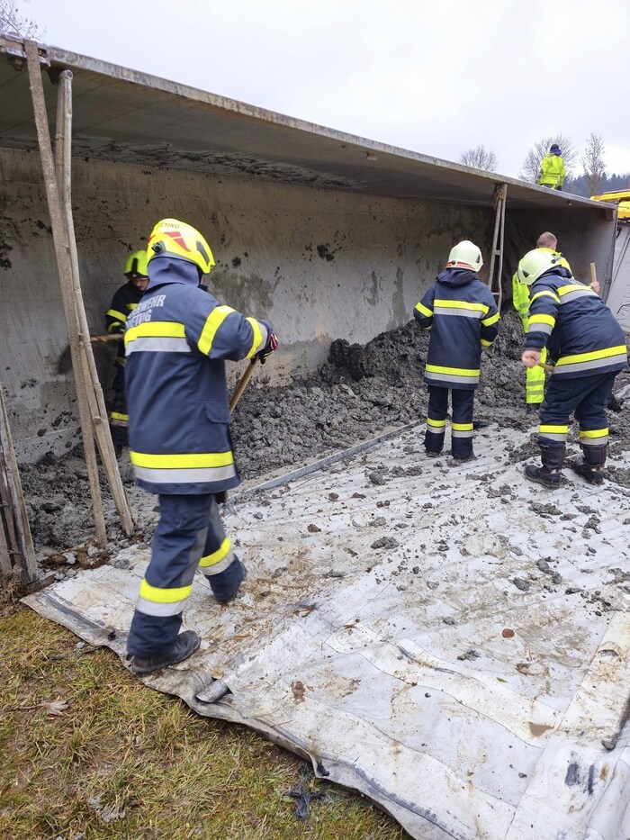 Die Feuerwehr half beim Entladen des Anhängers sowie der anschließenden Bergung.