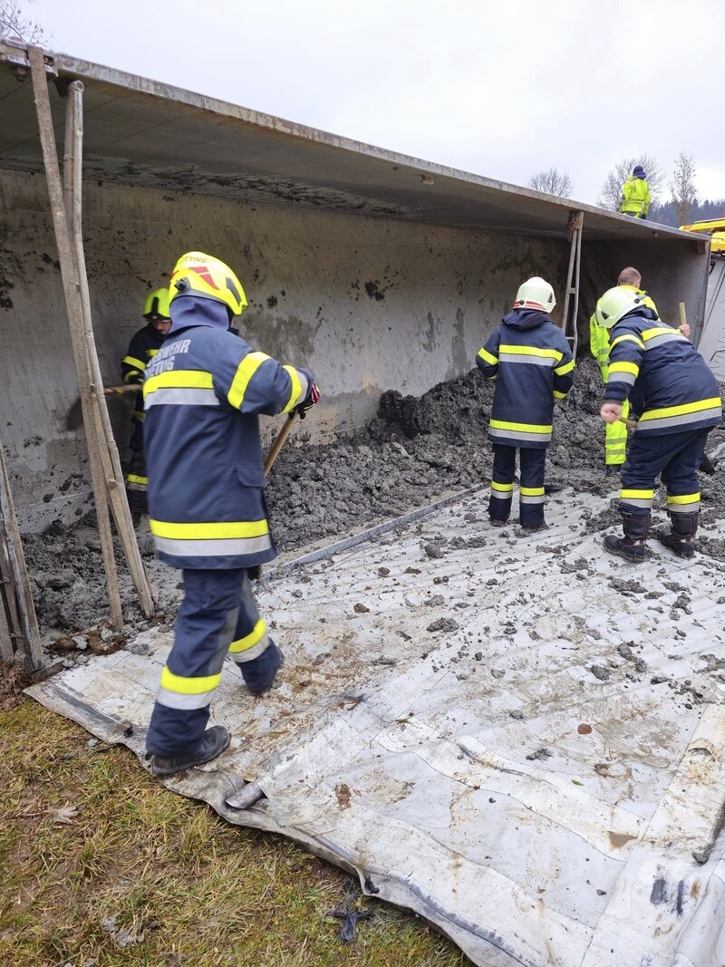 Die Feuerwehr half beim Entladen des Anhängers sowie der anschließenden Bergung. (Bild: FF Wieting)