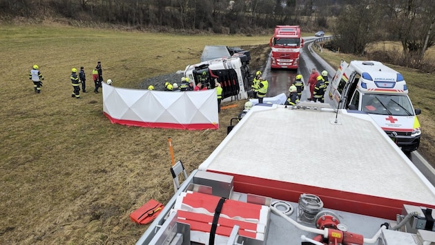 Řidič nákladního vozu byl při nehodě vážně zraněn! (Bild: FF Wieting)