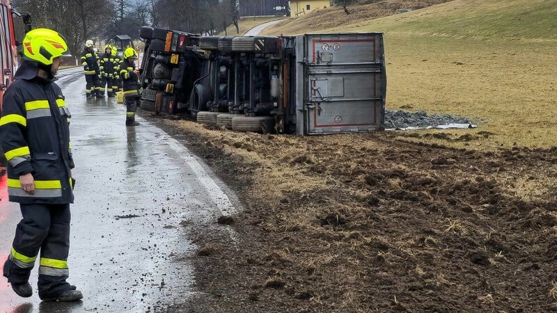 Der LKW kippte über die rechte Böschung um. (Bild: FF Wieting)