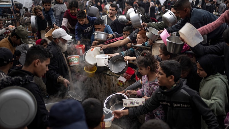 Avusturya, Gazze Şeridi'ndeki acı çeken nüfusa on milyon Avro daha yardım etmek istiyor. (Bild: ASSOCIATED PRESS)