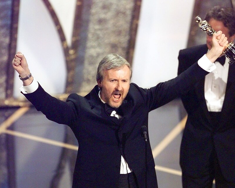 Regisseur James Cameron bei der 70. Verleihung der Academy Awards. Er gewann einen Oscar für seinen Film „Titanic“. (Bild: APA/AFP/TIMOTHY A. CLARY)