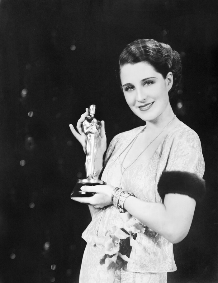 Schauspielerin Norma Shearer mit ihrem Oscar 1930.