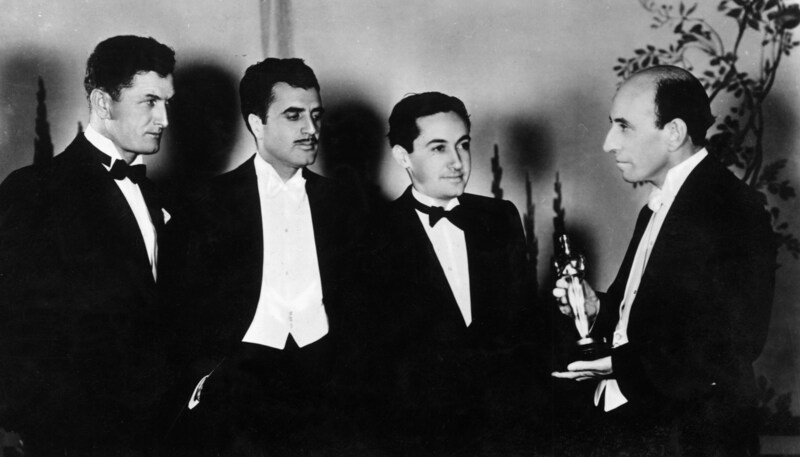 Oscar Gewinner der Jahre 1927 und 1928: Kameramann Clyde de Vinna, Cedric Gibbons, der die Ausstattung und Kostüme für „Die Brücke von San Luis Rey“ schuf, Irving Thalberg, Produktionsleiter des Filmstudios Metro-Goldwyn-Mayer, dessen Tonfilm „Broadway Melody“ als bester Film ausgezeichnet wurde und Academy Präsident William B. de Mille. (Bild: SZ Photo / SZ-Photo / picturedesk.com)