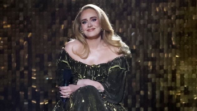 Panik im Shapewear-Wonderland: Adele hat offenbar die letzten Ganzkörper-Spanx-Unterhosen der Welt aufgekauft ...  (Bild: APA/AFP/Tolga Akmen)