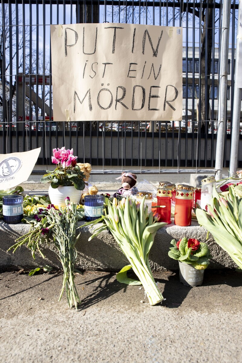 Blumenmeer vor der Russischen Botschaft in Wien in Gedenken an Nawalny (Bild: APA/TOBIAS STEINMAURER)