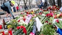 Nach Nawalnys Tod herrschen weltweit Trauer und Entsetzen. Es gibt noch viele offene Fragen, denen sich der Kreml stellen muss ... Im Bild: Blumenmeer vor der Russischen Botschaft in Wien. (Bild: APA/dpa/Fabian Sommer)