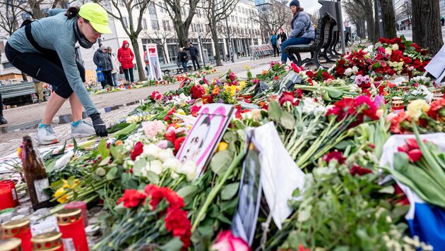 After Navalny's death, there is grief and horror worldwide. There are still many unanswered questions that the Kremlin must address ... Pictured: Sea of flowers in front of the Russian Embassy in Vienna. (Bild: APA/dpa/Fabian Sommer)