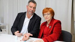 Patient Robert Arthofer und Angelika Widhalm (Bild: Martin Jöchl)