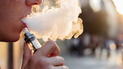 Eine E-Zigarette kann, muss aber nicht wieder auffüllbar sein. (Bild: stock.adobe.com/fedorovacz)