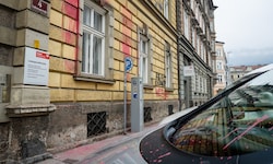 Auch parkende Autos vor der Parteizentrale wurden in Mitleidenschaft gezogen.
