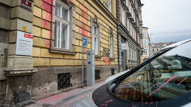 Auch parkende Autos vor der Parteizentrale wurden in Mitleidenschaft gezogen. (Bild: Tiroler Volkspartei)