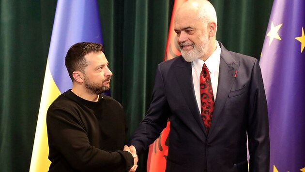 President Volodymyr Zelenskyi now also wants to strengthen relations with Albanian Prime Minister Edi Rama. (Bild: AP)