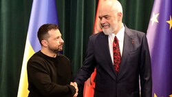 Präsident Wolodymyr Selenskyj will nun auch die Beziehungen zum albanischen Premier Edi Rama stärken. (Bild: AP)