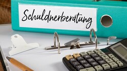 Immer mehr Menschen sind mit ihren Finanzen überfordert und tappen in die Schuldenfalle. Beratungsstellen helfen Betroffenen in Geldnot, das Ruder herumzureißen. (Bild: mapoli-photo - stock.adobe.com)