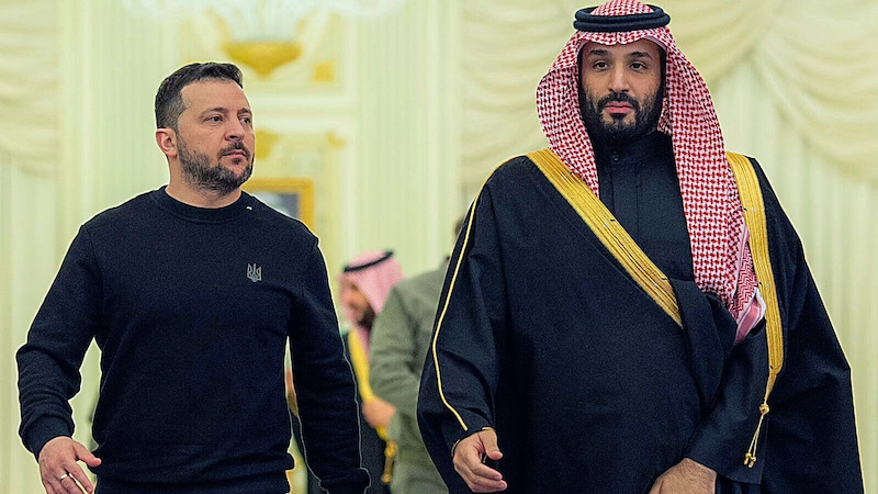 Präsident Wolodymyr Selenskyj traf vor seiner Reise nach Albanien den saudischen Kronprinzen Mohammed bin Salman. Saudi-Arabien hat bereits beim Austausch von Gefangenen zwischen der Ukraine und Russland vermittelt. Nun laufen Vorbereitungen auf einen Friedensgipfel in der Schweiz. (Bild: AP)