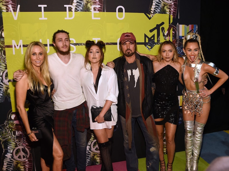 Da war die Welt noch in Ordnung: Tish Cyrus, Braison Cyrus, Noah Cyrus, Billy Ray Cyrus, Brandi Glenn Cyrus und Miley Cyrus bei den MTV Video Music Awards 2015 (Bild: 2015 Getty Images)