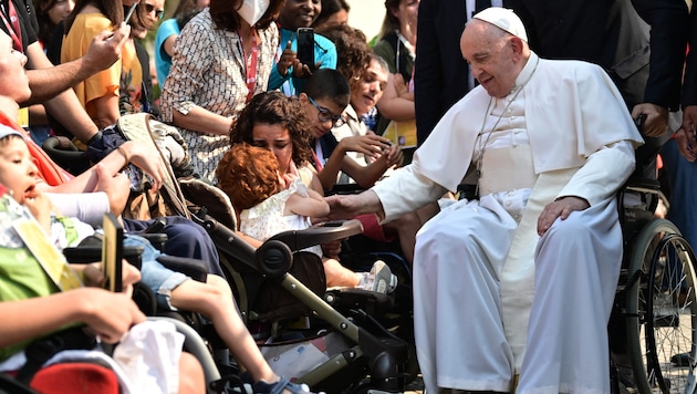 Papež František byl ve středu ráno převezen do nemocnice Gemelli di Roma. (Bild: AFP)