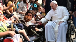 Papst Franziskus wurde am Mittwochmorgen ins Spital Gemelli di Roma gebracht. (Bild: AFP)