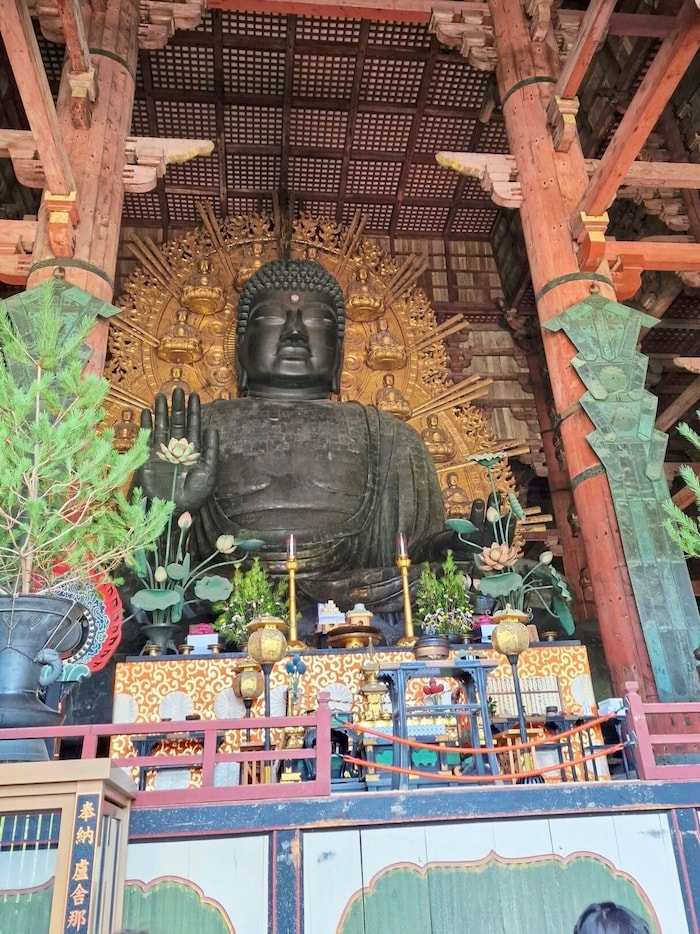 Die Buddha-Statue im Todaiji-Tempel in Nara wurde im Jahr 752 geschaffen, sie ist 14,98 Meter hoch. 