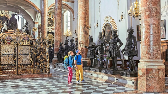 „Schwarze Mander“ und ein Grabmal in der Hofkirche