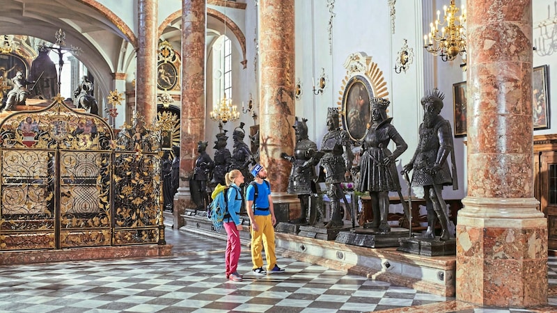 „Schwarze Mander“ und ein Grabmal in der Hofkirche  (Bild: Innsbruck Tourismus: Tom Bause, Christian Vorhofer)