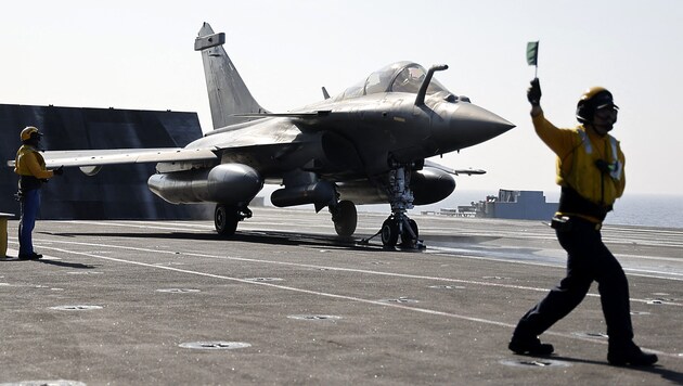 Start eines Rafale-Kampfjets vom französischen Flugzeugträger Charles de Gaulle im Roten Meer (Bild: APA/AFP/POOL/Ludovic MARIN)