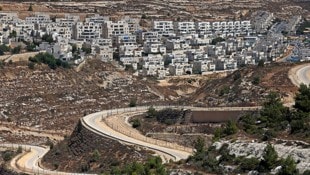 Im Westjordanland hat die israelische Polizei einen Palästinenser verfolgt, der eine Beziehung ...