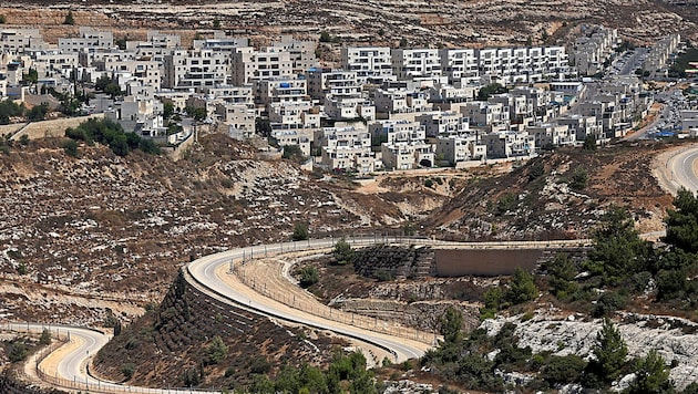 Im Westjordanland hat die israelische Polizei einen Palästinenser verfolgt, der eine Beziehung ...